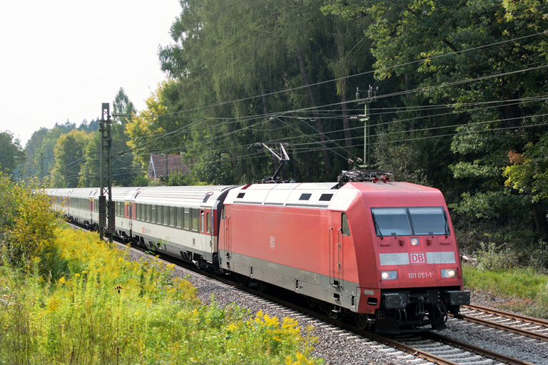 101 051 mit IC 186 bei km 18,2 (September 2017)