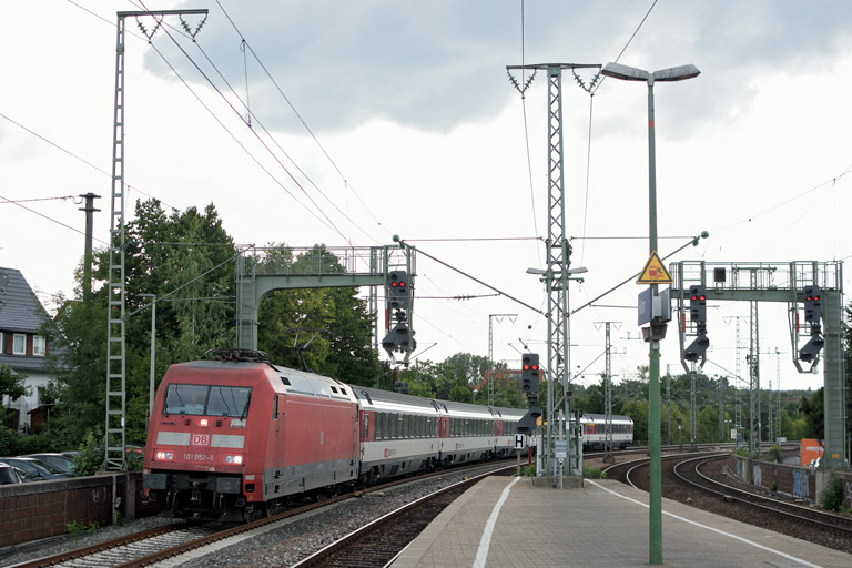101 052 mit IC 283 bei km 16,6 (Juni 2017)