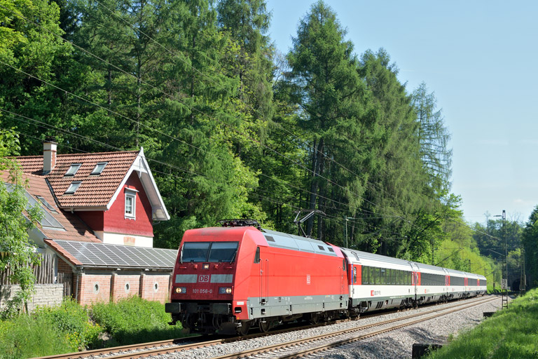 101 056 mit IC 183 bei km 18,2 (Mai 2017)