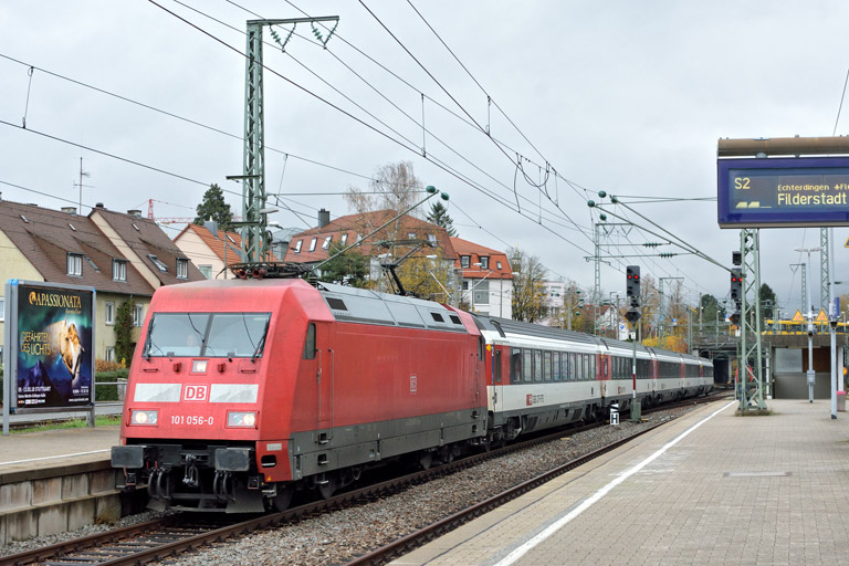101 056 mit IC 185 bei km 15,6 (November 2017)