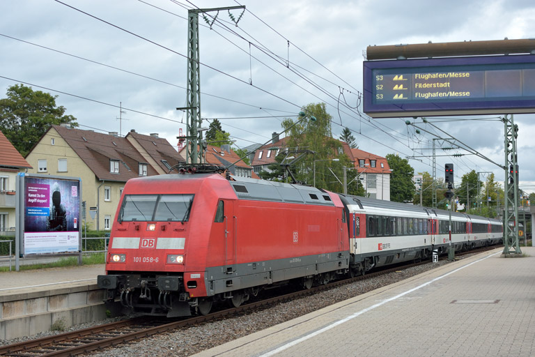 101 058 mit IC 281 bei km 15,6 (September 2017)