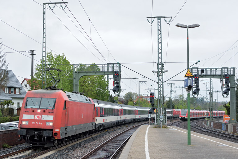 101 063 mit IC 2501 bei km 16,8 (April 2017)