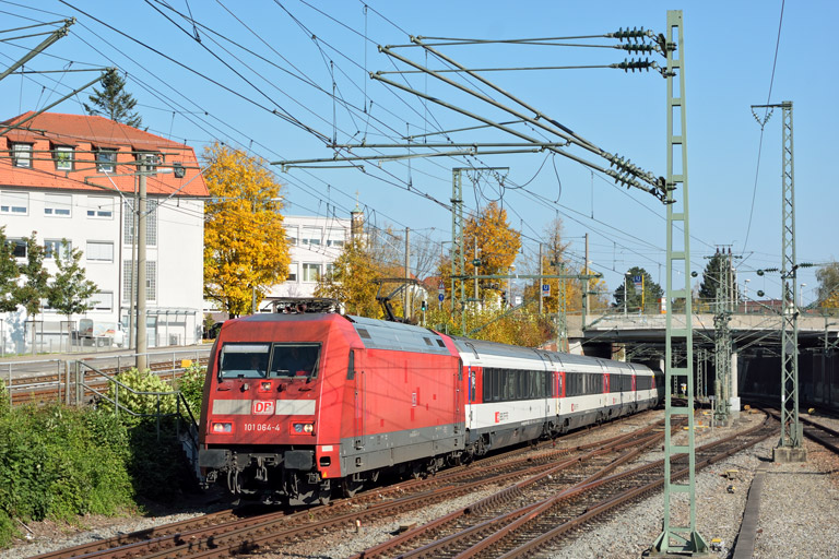101 064 mit IC 1853 bei km 15,4 (Oktober 2017)