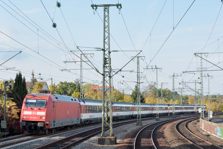 101 065 mit IC 281 bei km 16,6 (September 2017)