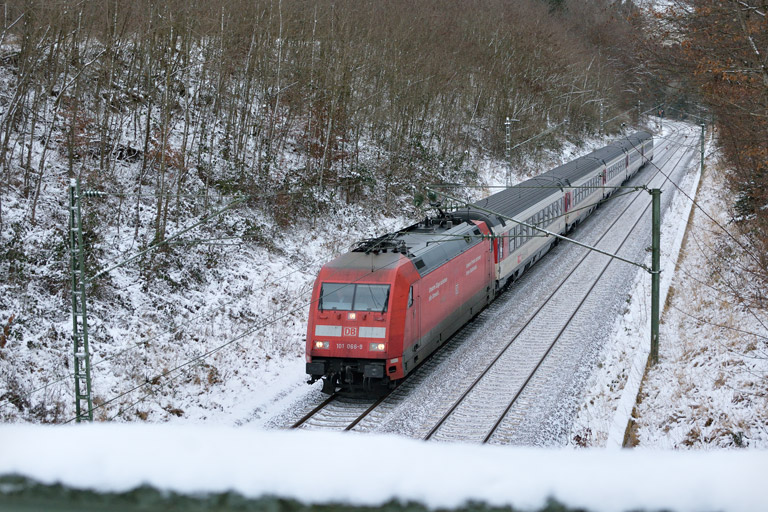 101 066 mit IC 187 bei km 19,0 (Januar 2017)