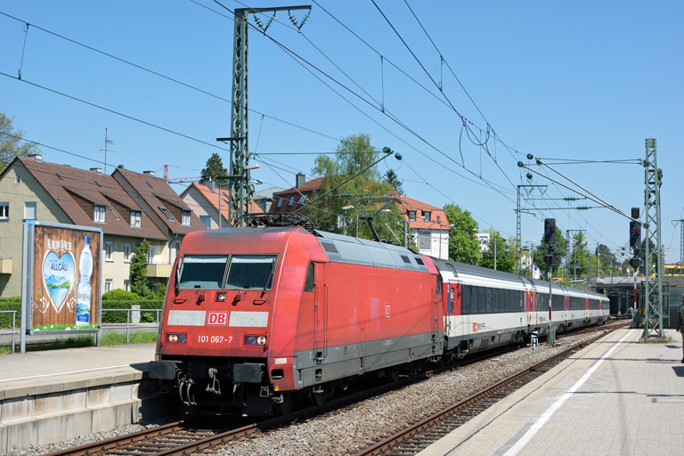 101 067 mit IC 185 bei km 15,6 (Mai 2017)