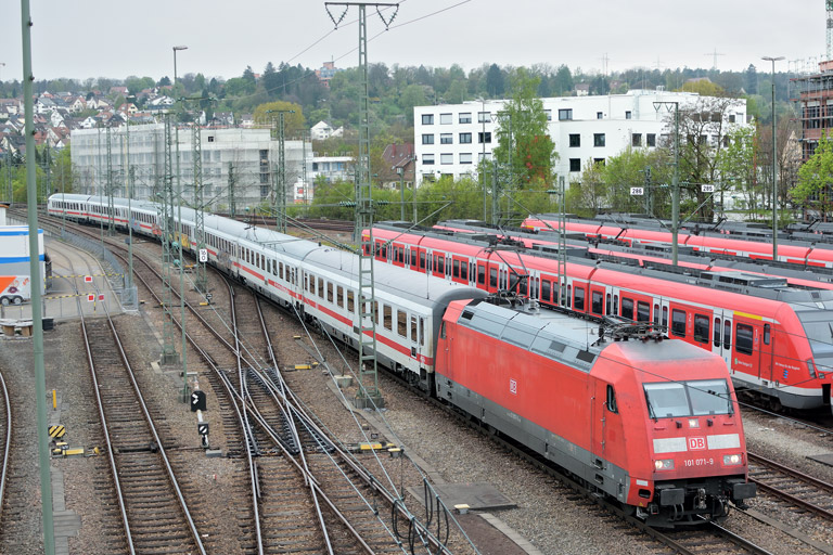 101 071 mit IC 2552 bei km 16,0 (April 2017)