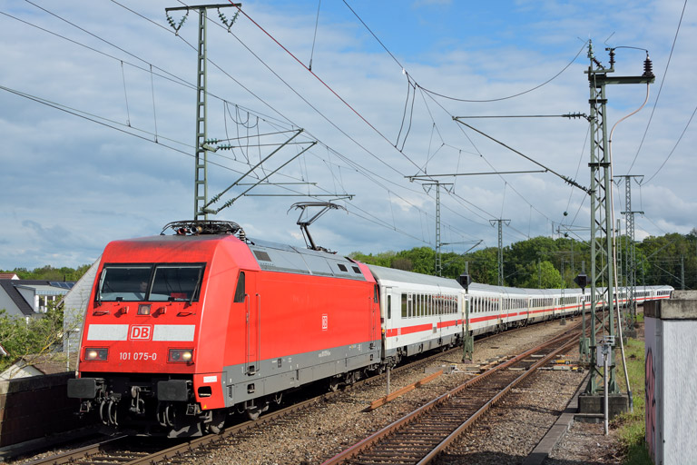 101 075 mit IC 2564 bei km 16,8 (Mai 2017)