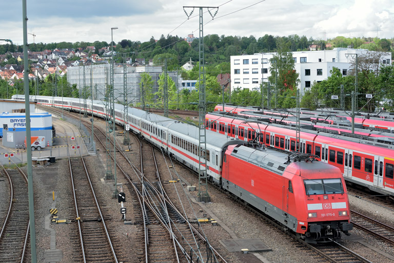 101 075 mit IC 2563 bei km 16,0 (Mai 2017)