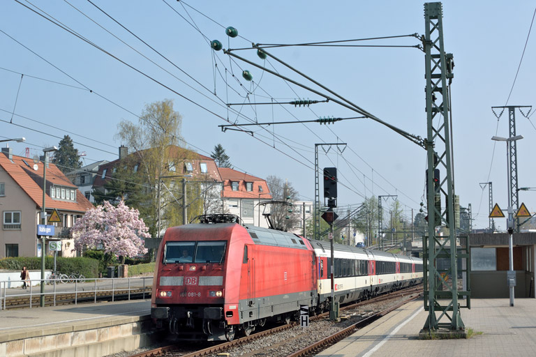 101 081 mit IC 183 bei km 15,4 (April 2017)