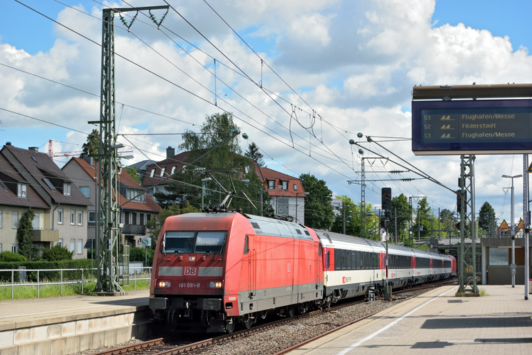 101 081 mit IC 2563 bei km 15,4 (Mai 2017)