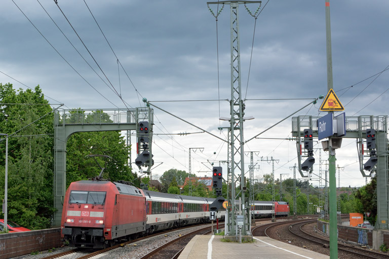 101 081 mit IC 2571 bei km 16,6 (Mai 2017)