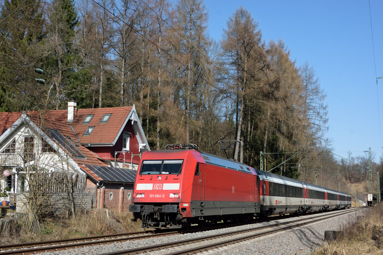 101 084 mit IC 187 bei km 18,2 (M&auml;rz 2017)