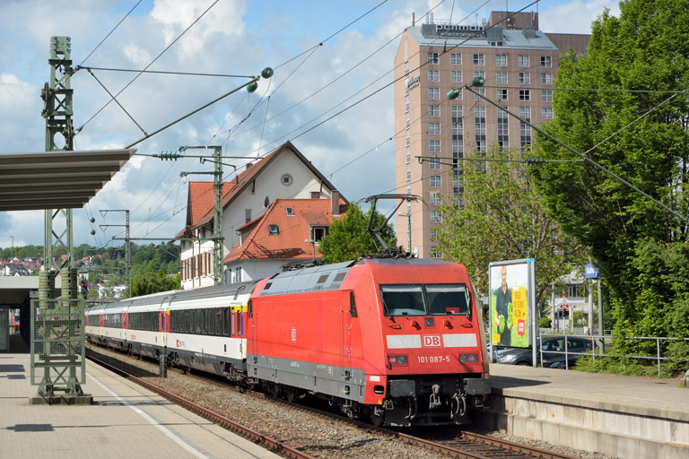 101 087 mit IC 2563 bei km 15,6 (Mai 2017)
