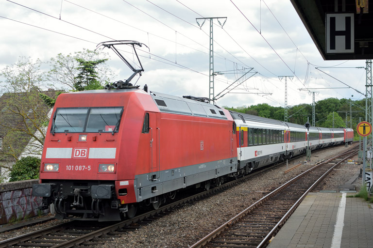 101 087 mit IC 2570 bei km 16,8 (Mai 2017)