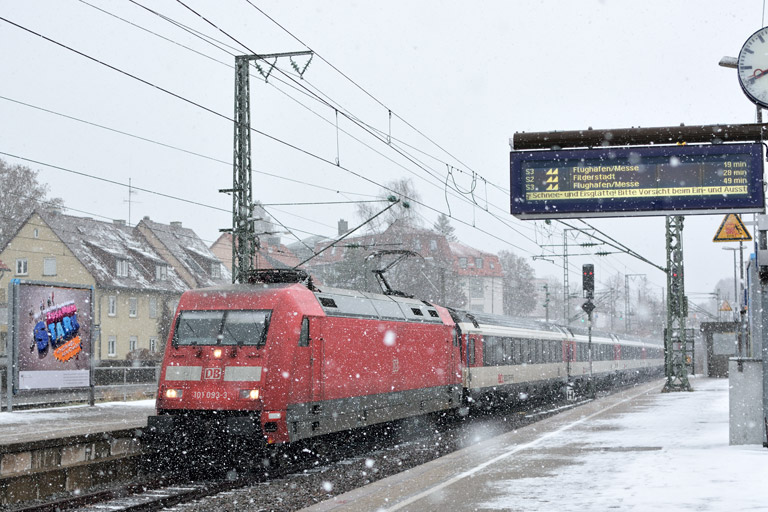 101 093 mit IC 185 bei km 15,6 (Januar 2017)