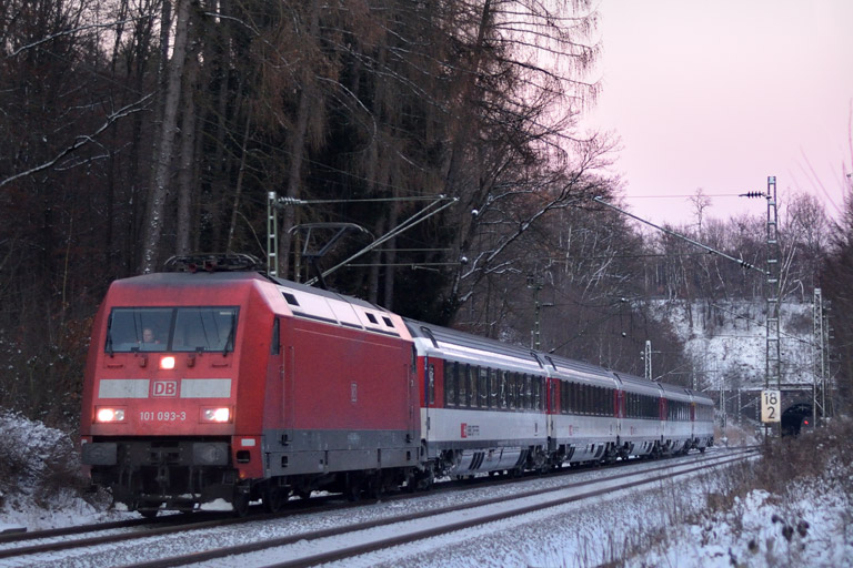101 093 mit IC 281 bei km 18,2 (Januar 2017)