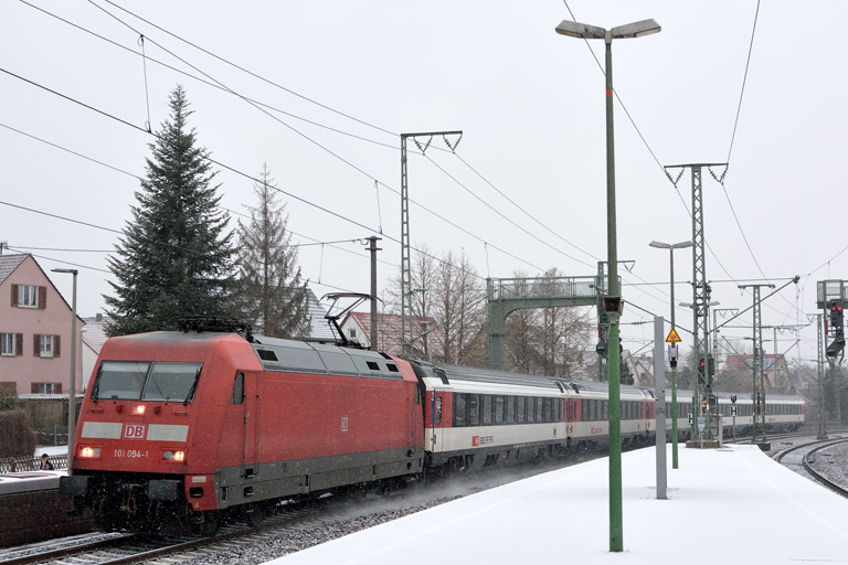 101 094 mit IC 185 bei km 16,8 (Januar 2017)