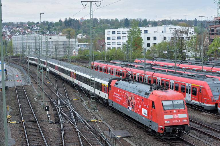 101 094 mit IC 284 bei km 16,0 (April 2017)