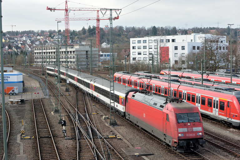 101 095 mit IC 282 bei km 16,0 (M&auml;rz 2017)