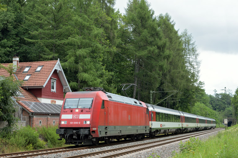 101 096 mit IC 281 bei km 18,2 (Juli 2017)