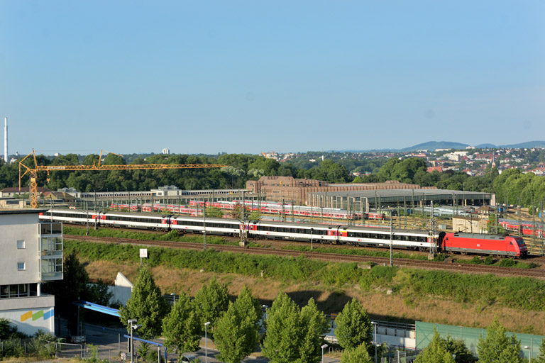 101 097 mit IC 182 bei km 1,8 (Juni 2017)