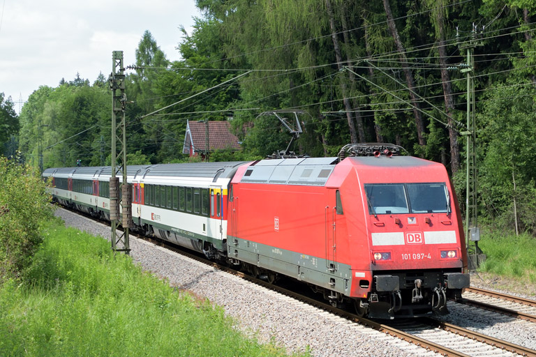 101 097 mit IC 282 bei km 18,2 (Juni 2017)