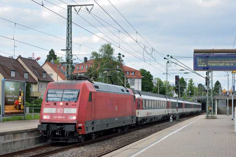 101 099 mit IC 283 bei km 15,6 (Mai 2017)