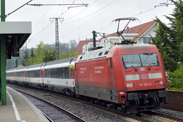 101 103 mit IC 2501 bei km 16,8 (April 2017)