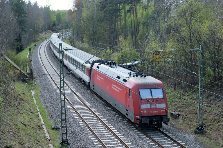 101 103 mit IC 2501 bei km 19,2 (April 2017)