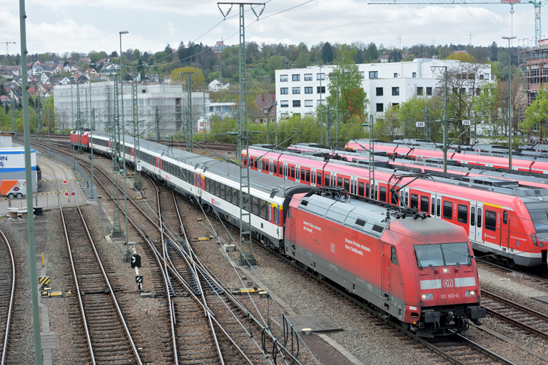 101 103 mit IC 2530 bei km 16,0 (April 2017)