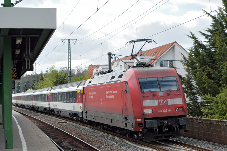 101 103 mit IC 2553 bei km 16,8 (April 2017)