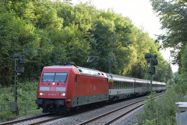 101 104 mit IC 182 bei km 18,8 (Juli 2017)