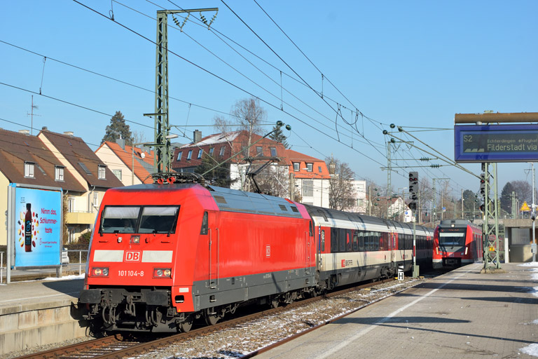 101 104 mit IC 185 bei km 15,6 (Januar 2017)