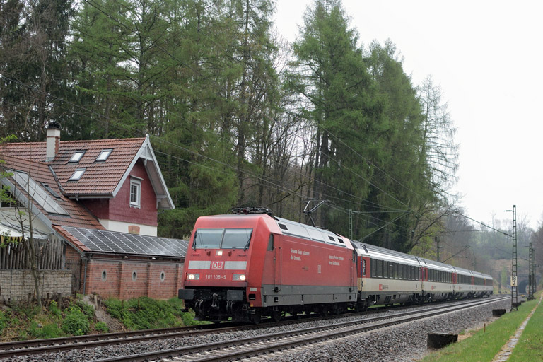 101 108 mit IC 281 bei km 18,2 (April 2017)