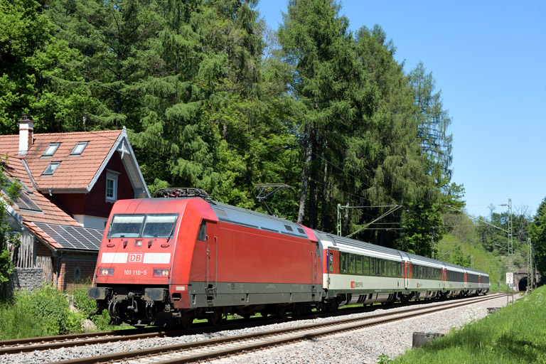 101 110 mit IC 187 bei km 18,2 (Mai 2017)