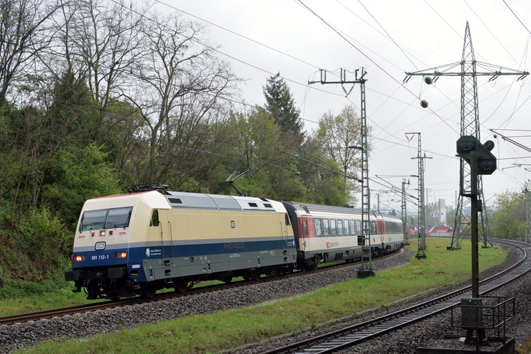 101 112 mit IC 181 bei km 17,4 (Mai 2017)