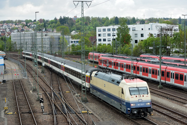 101 112 mit IC 280 bei km 16,0 (Mai 2017)