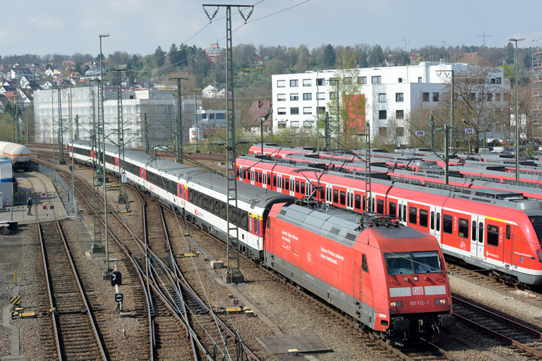 101 112 mit IC 282 bei km 16,0 (April 2017)