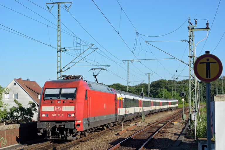 101 113 mit IC 182 bei km 16,8 (Juni 2017)