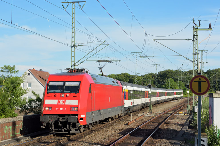101 116 mit IC 182 bei km 16,8 (Juli 2017)