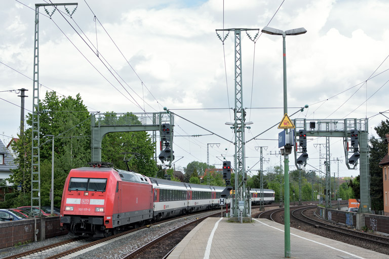 101 117 mit IC 183 bei km 16,6 (Mai 2017)
