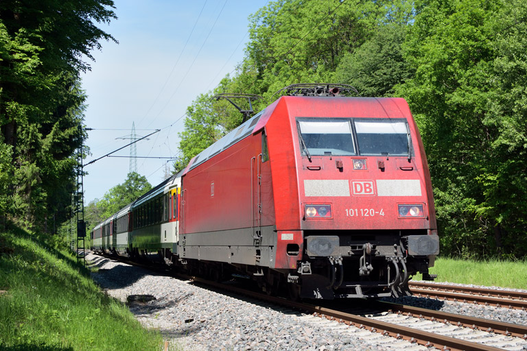 101 120 mit IC 282 bei km 22,2 (Mai 2017)
