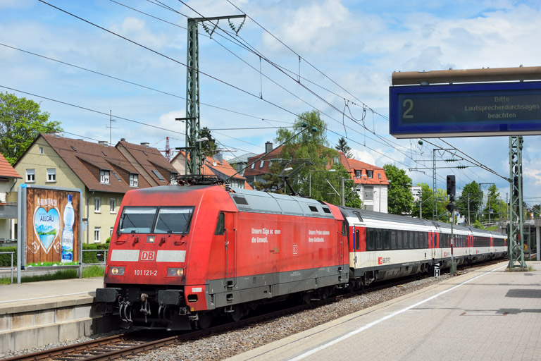 101 121 mit IC 185 bei km 15,6 (Mai 2017)