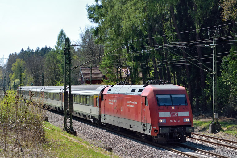 101 121 mit IC 186 bei km 18,2 (April 2017)