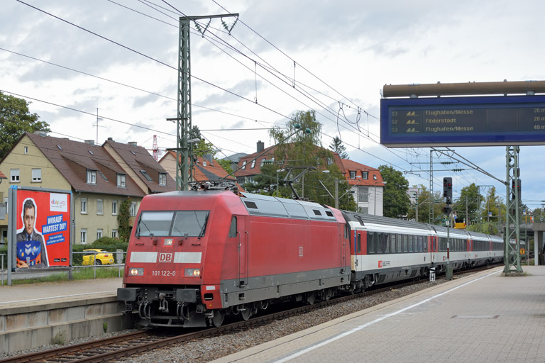 101 122 mit IC 185 bei km 15,6 (September 2017)