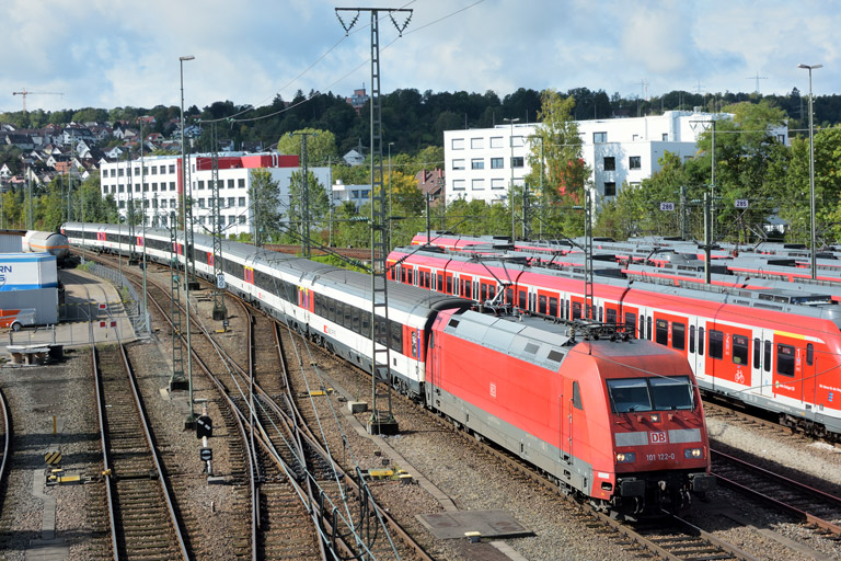 101 122 mit IC 282 bei km 16,0 (September 2017)