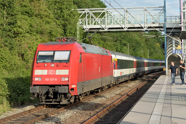 101 127 mit IC 182 bei km 14,4 (Juli 2017)