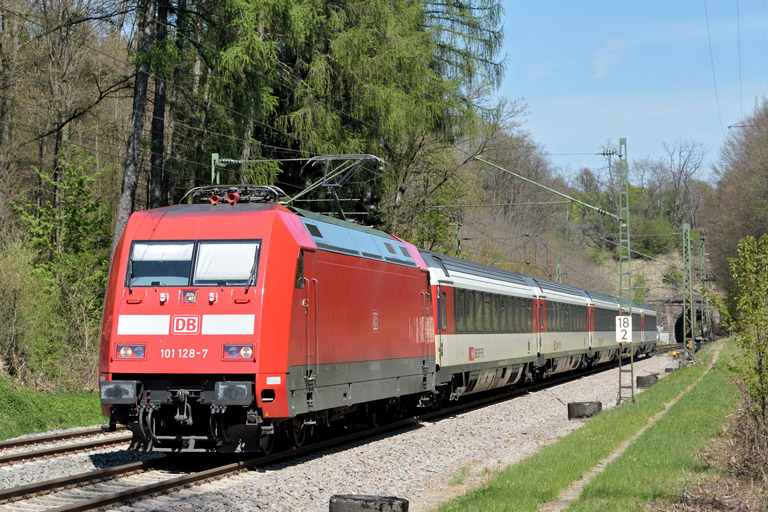 101 128 mit IC 187 bei km 18,2 (April 2017)