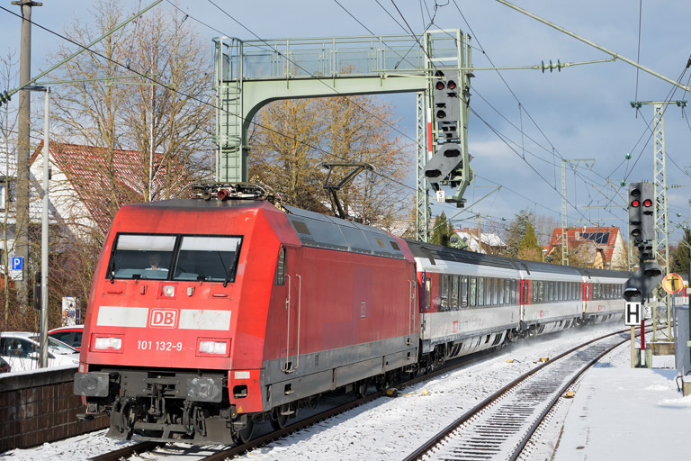101 132 mit IC 183 bei km 16,6 (Januar 2017)